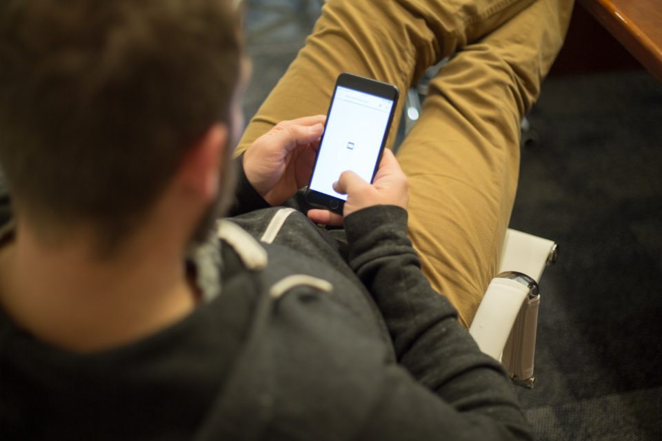 Person sucht auf dem Smartphone nach einem lokalen Anbieter